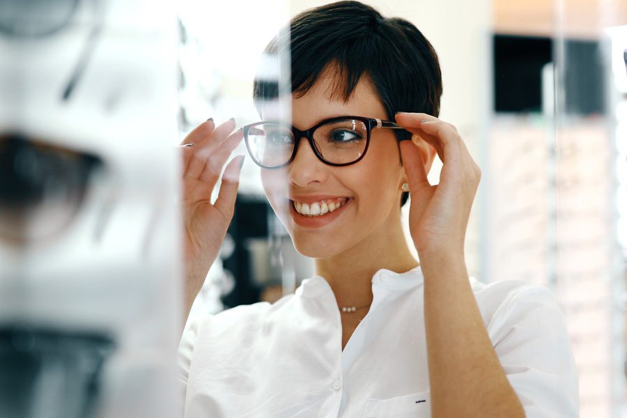 团体视力保险——挑选新眼镜的妇女