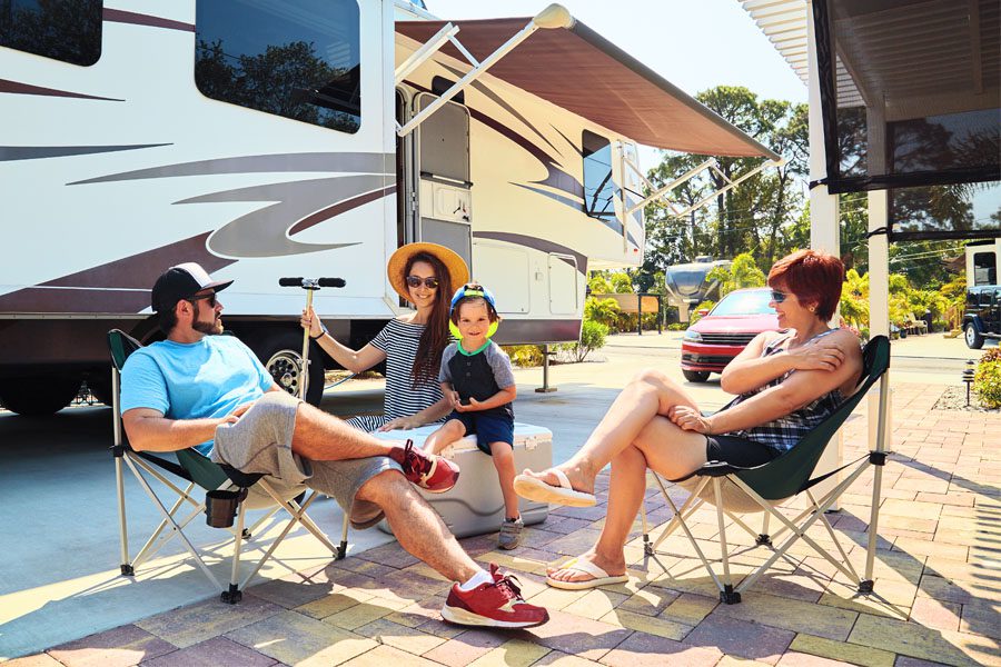 房车澳博体育app-家庭在外露营谈论假期