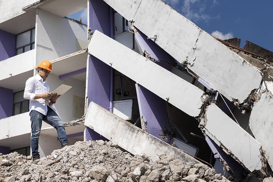 自然灾害澳博体育app-工程师用iPad看着废墟
